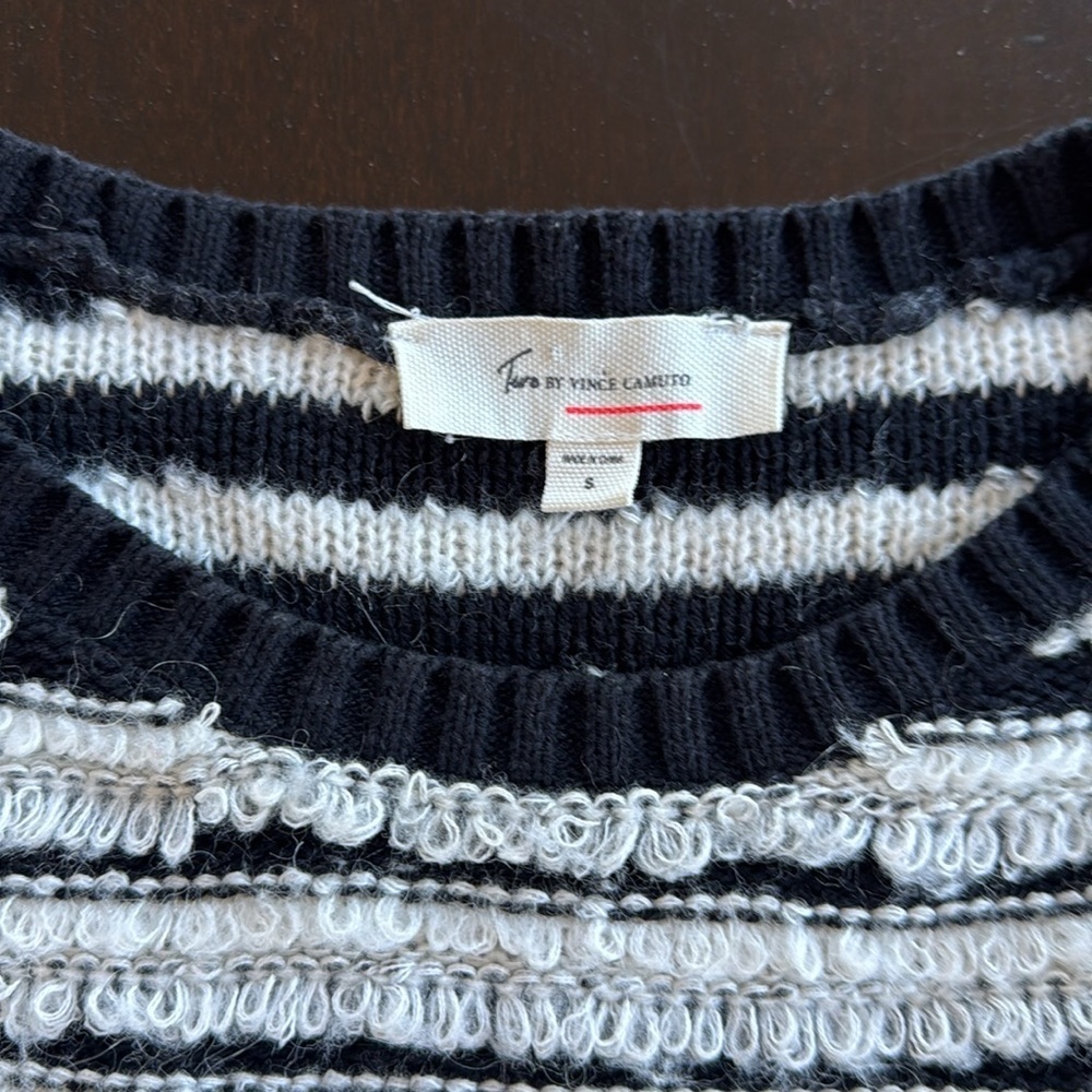 Two by Vince Camuto sweater size small - Picture 2 of 4